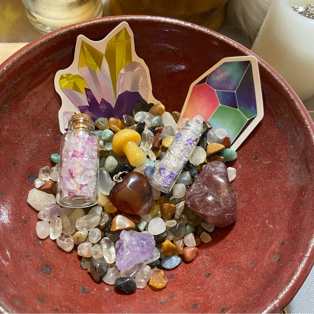 Assorted Gemstones and Crystals mystery box Lilly’s lucky scoops 1/2 pound - Picture 8 of 10